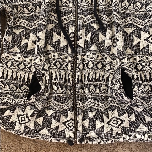 ‼️ American Eagle Aztec Print Zip-Up Sweater ‼️ - Picture 2 of 6